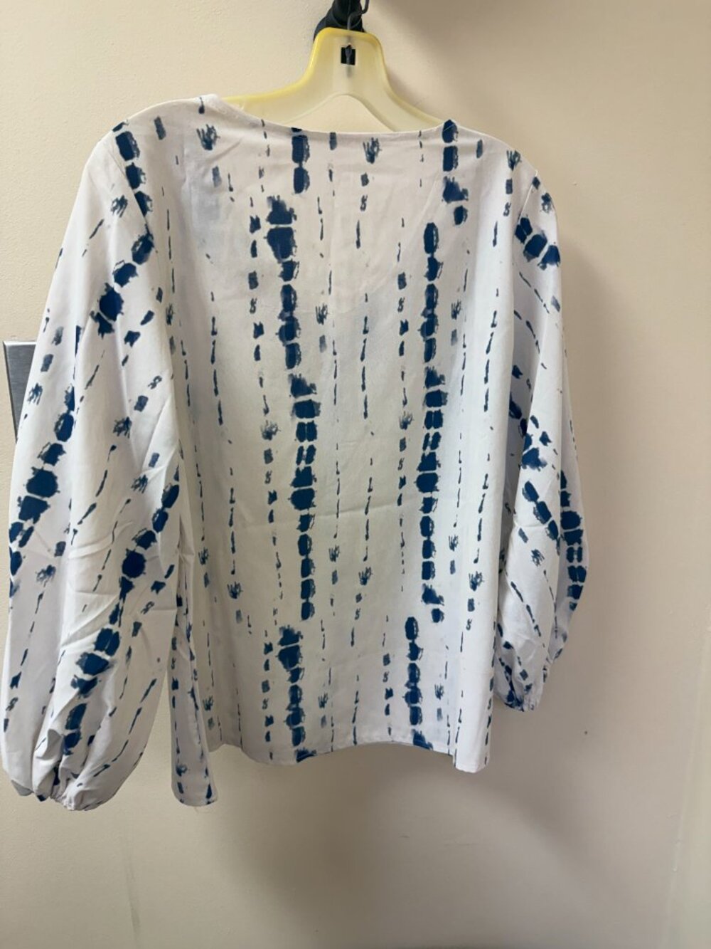 Women's Blue & White Tie-Dye Print V-Neck Blouse Balloon Sleeves Size M NWOT - Picture 4 of 5